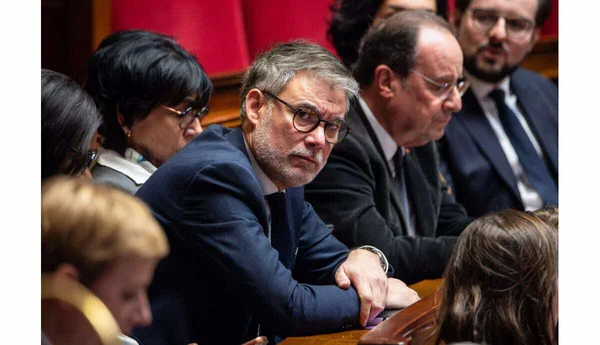 Olivier Faure assis dans l'hémicycle lors d'une session parlementaire.