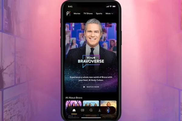 Interface de l'application Peacock mettant en avant la fonction Your Bravoverse sur fond rose dégradé.