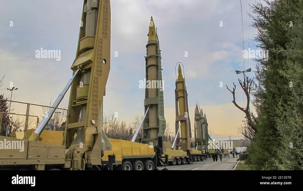 Des missiles balistiques iraniens exposés sur des camions militaires lors d'un défilé à Téhéran.