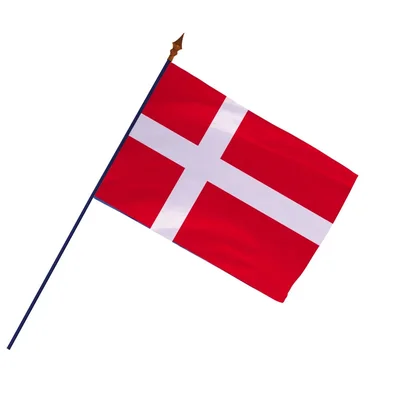 Le drapeau officiel du Danemark, rouge à croix scandinave blanche, monté sur une hampe.