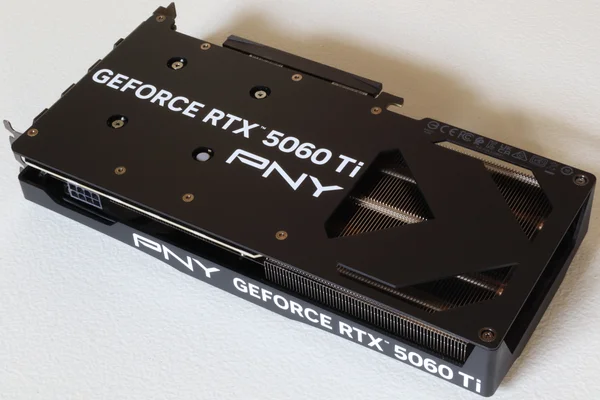 La face arrière de la carte graphique PNY GeForce RTX 5060 Ti 16GB avec son backplate noir et ses inscriptions.