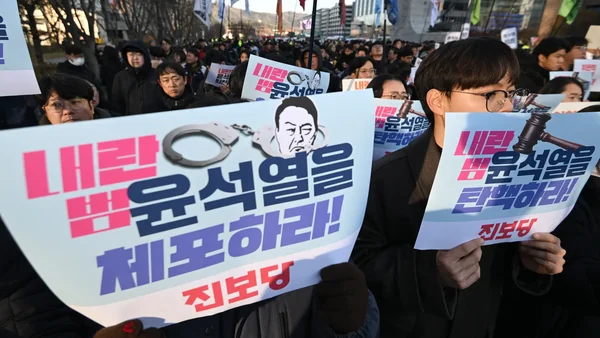 Des manifestants réclament l'arrestation de Yoon Seok-yeol pour trahison lors d'une manifestation.