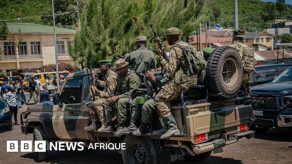 Des militaires du M23 à bord d'un véhicule à Uvira.