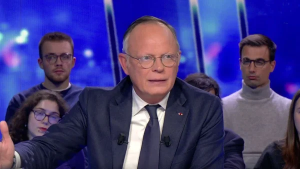 Édouard Philippe s'exprimant lors de l'émission « Objectif 2027 » sur LCI, entouré d'un public en studio