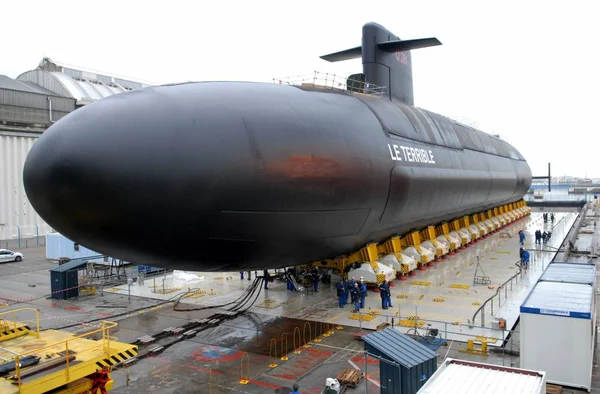Le sous-marin Le Terrible sur le chantier naval de Cherbourg.