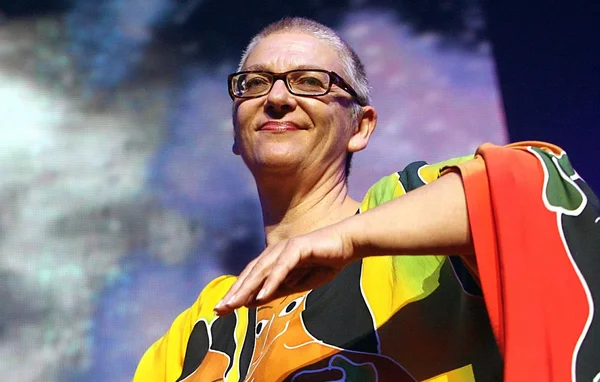 Desireless portant une chemise colorée à motif cartoon.