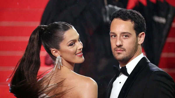 Iris Mittenaere et Diego El Glaoui sur un tapis rouge.