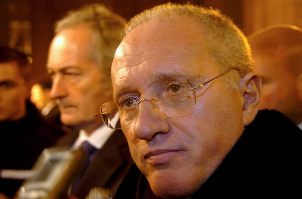 Antoine Sollacaro, avocat d'Yvan Colonna, s'exprimant à la sortie de la cour d'assise de Paris après le verdict, en 2007.