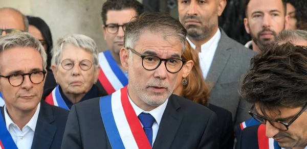 Olivier Faure en tenue formelle et écharpe tricolore lors d'un événement officiel.