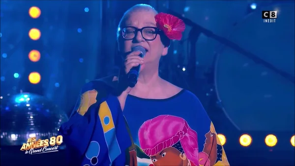 Desireless en concert en 2018, fleur rouge dans les cheveux.