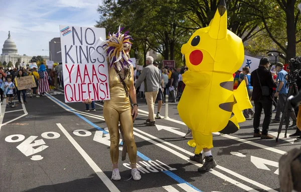 Un manifestant en combinaison dorée et un costume Pikachu lors d'une manifestation « No Kings» devant le Capitole.