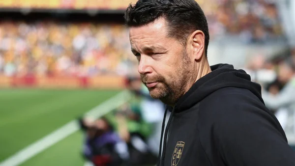 Pierre Sage, le coach jamais considéré à l'OL qui fait des merveilles à Lens