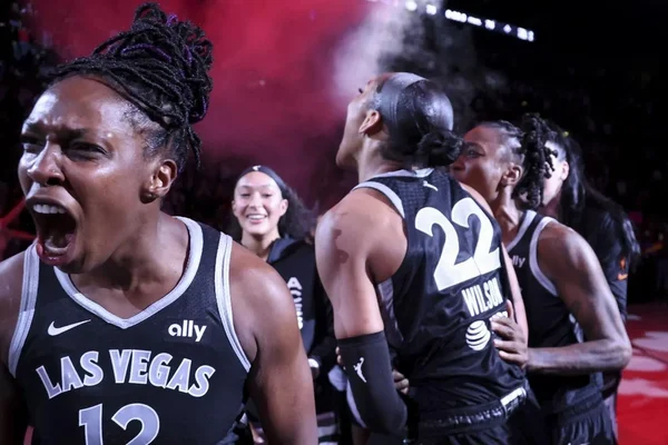 Des joueuses des Aces de Las Vegas célébrant sur le terrain lors d'un match de la WNBA.