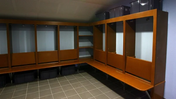 Des caméras secrètes ont été retrouvées dans les vestiaires et les douches d'une équipe féminine.