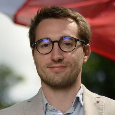 Antoine Léaument en tenue décontractée posant à l'extérieur.