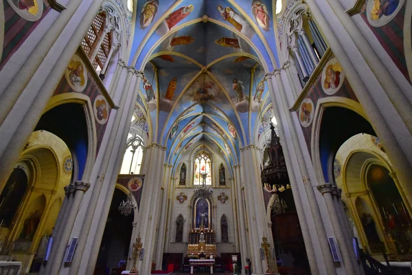 L'intérieur de la co-cathédrale du Patriarcat latin de Jérusalem, avec ses colonnes et ses voûtes peintes en bleu.