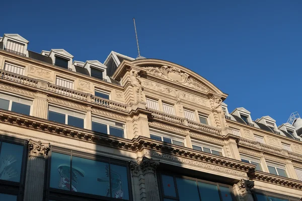 Façade ornée d'un immeuble situé au 126 rue de Rivoli, dans le 1er arrondissement de Paris.