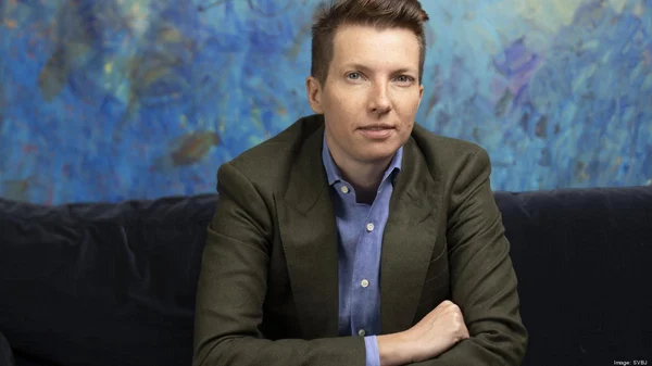 Caitlin Kalinowski assise sur un canapé foncé.