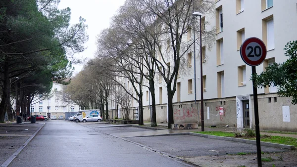 Scène de rue dans le quartier Monclar à Avignon