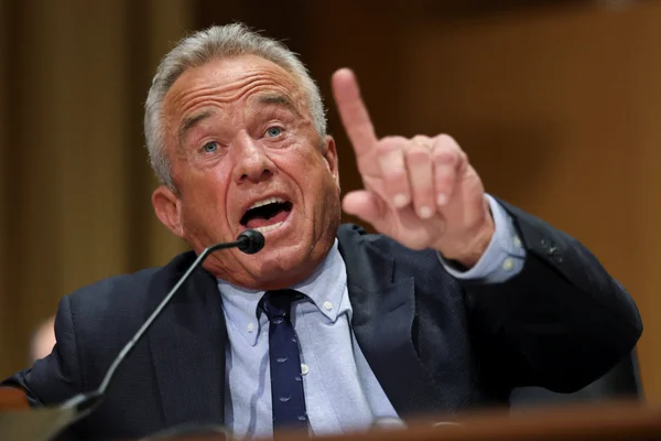 RFK Jnr défend la réorganisation du CDC, les doigts pointés, lors d'une déclaration publique.