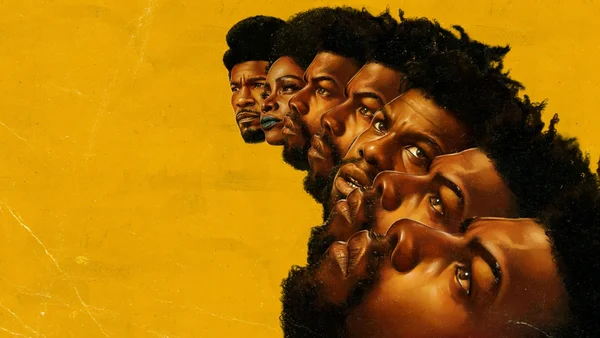 Une scène du film à l'intérieur d'un dîner rétro avec des personnages à table.