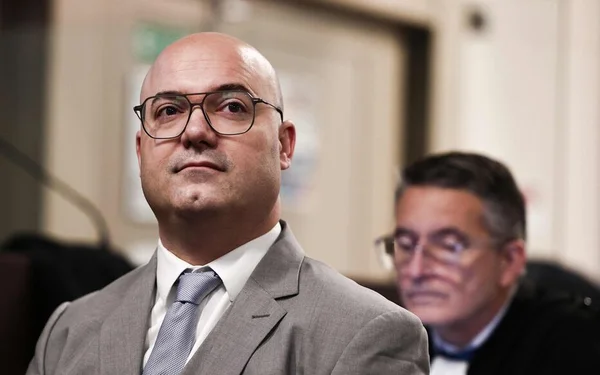 Le maire d'Orange, Yann Bompard, démis de ses fonces par un jugement, pose en costume gris clair lors d'une déclaration officielle.