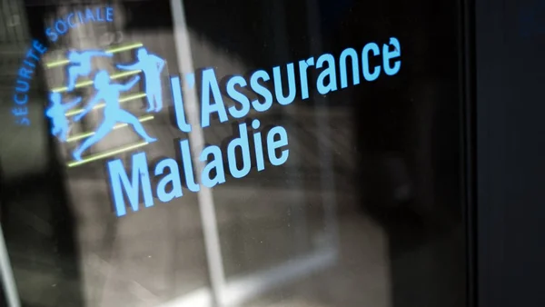 Vitrine de l'Assurance Maladie avec un graphique de silhouettes humaines.