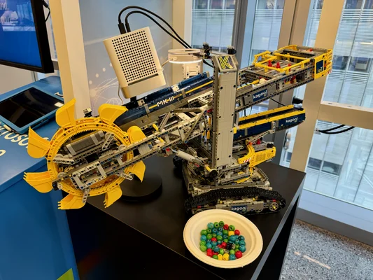 Modèle LEGO Technic d'une excavatrice à roue de godets connectée à Microsoft Azure, avec des composants électroniques.