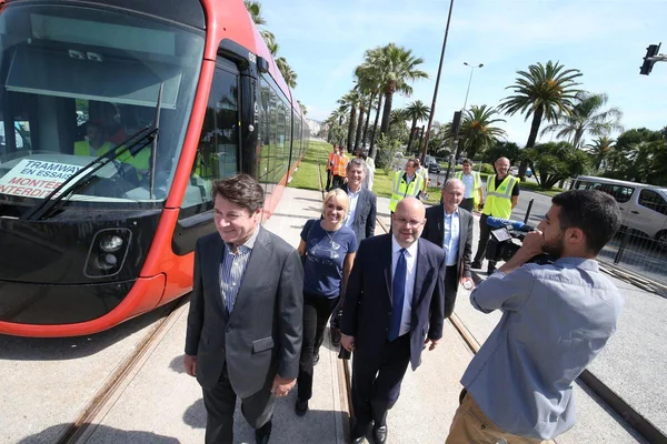 Christian Estrosi visitant un site de transport à Nice.