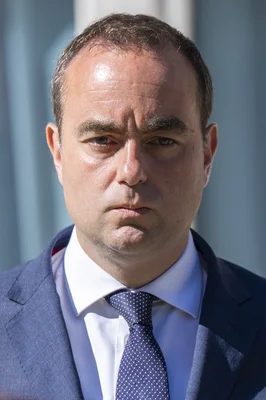 Sébastien Lecornu lors de la diffusion des hymnes nationaux avant un échange bilatéral à Paris en juin 2024.