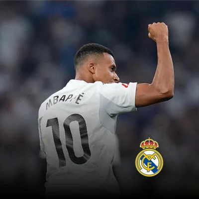 Kylian Mbappé fêtant sous le maillot n°10 du Real Madrid sur la pelouse