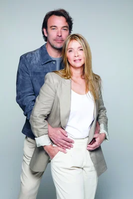 Hélène Rollès et son partenaire posant en studio pour une photographie promotionnelle.