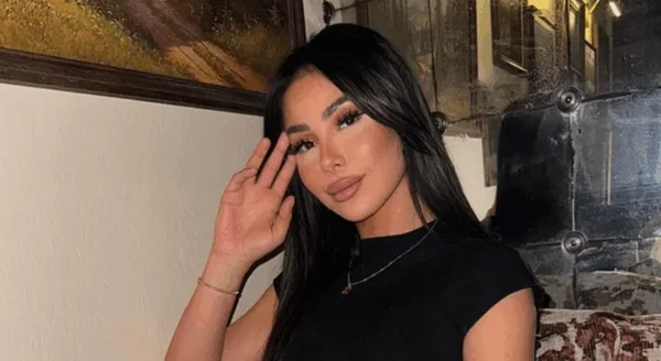 Maeva Ghennam posant à l'intérieur, situation bloquée à Dubaï