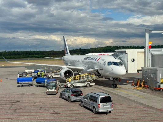 Un avion de ligne Air France en plein vol affichant la livrée de la compagnie.