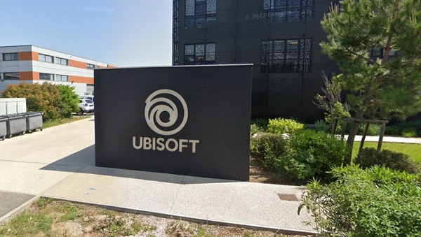 Enseigne officielle Ubisoft devant les bureaux de Montpellier.