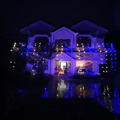 Diwali, la fête des lumières, est célébrée en Inde chaque année. Chaque famille indienne décore sa maison. Voici un exemple de décoration d'une maison indienne lors de Diwali.