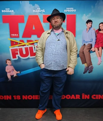 Photo extraite de Tati Full-Time montrant un homme regardant une jeune fille.