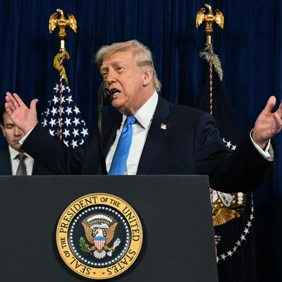 Une allocution officielle depuis la tribune présidentielle américaine.