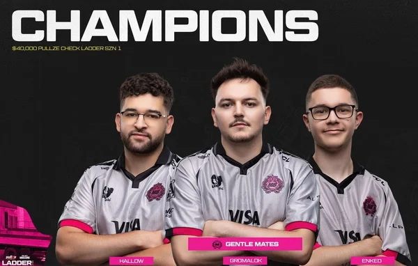 L'équipe Gentle Mates composée de Hallow, Gromalok et Enked célébrant son titre de champions.