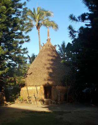 Case traditionnelle Djubéa-Kaponé au musée de la Nouvelle-Calédonie à Nouméa.