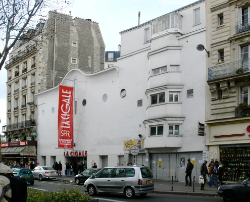 Façade de la salle de concert La Cigale à Paris avec sa bannière rouge caractéristique.