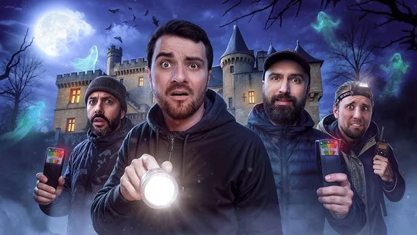 Des enquêteurs explorent les lieux hantés de France la nuit.