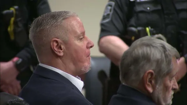 Colin Gray assis lors de la lecture du verdict le déclarant coupable de toutes les charges.