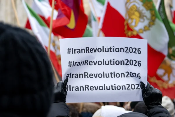 Personne tenant un panneau #IranRevolution2026