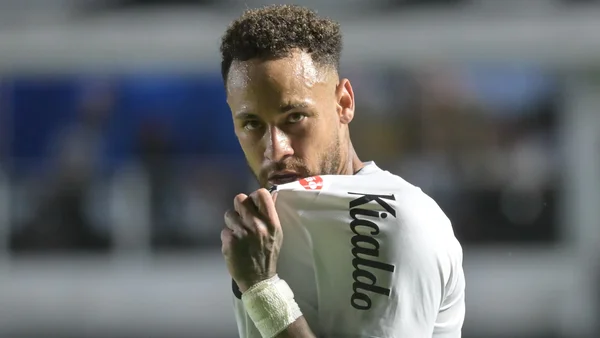 Neymar avec un maillot Kicaldo et le poignée bandée.