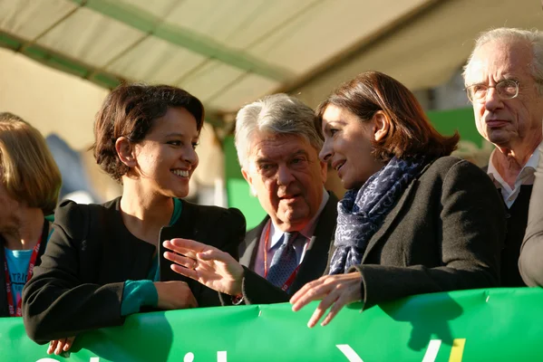 Anne Hidalgo (à droite) et Najat Vallaud-Belkacem (à gauche) conversant au départ du marathon de Paris en 2014.
