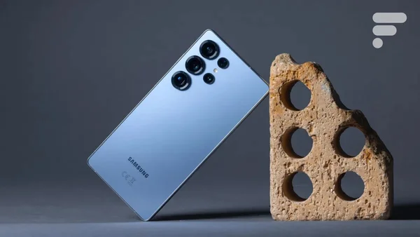 L'arrière du Galaxy S26 Ultra en bleu clair avec ses multiples objectifs.