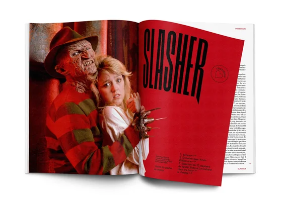 Une photographie de Freddy Krueger tenant un enfant dans une ambiance rougeoyante, accompagnée du mot SLASHER.