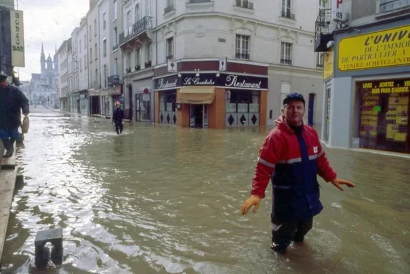 Une rue d'Angers sous les eaux en 1995, avec le restaurant La Chaudrolie en arrière-plan.