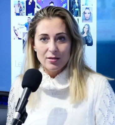 Magali Berdah s'exprimant devant un micro.